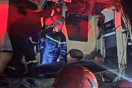 5 người bị tai nạn mắc kẹt trong xe khách giữa đêm trên đường cao tốc