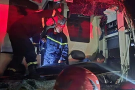 5 người bị tai nạn mắc kẹt trong xe khách giữa đêm trên đường cao tốc