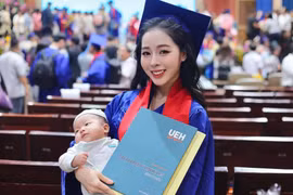 Nữ tân cử nhân ẵm con gái 2 tháng tuổi lên nhận bằng tốt nghiệp loại giỏi
