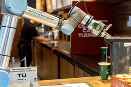 Robot pha chế, phục vụ tại quán cà phê ở Hà Nội