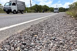 Xe chở đá vương vãi gây mất an toàn giao thông trên quốc lộ 19B