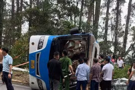 Lật xe khách trên đèo Tam Đảo, 3 người chết, nhiều người bị thương