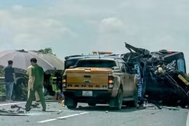 Va chạm trên cao tốc, ô tô bẹp dúm, 8 người bị thương