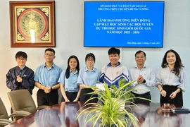 Lãnh đạo phường Diên Hồng gặp mặt học sinh các đội tuyển dự thi học sinh giỏi cấp quốc gia.