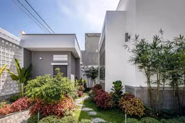 Nhà phố phân lô với nhiều khoảng xanh