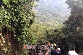 Xe khách lao xuống vực sâu trên đèo Bảo Lộc