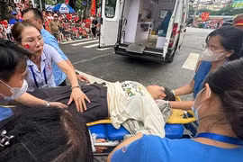 Tham dự A80 đông người: Làm gì khi bị cuốn vào đám đông?