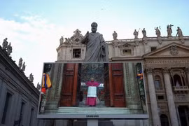 Mật nghị bầu giáo hoàng: Khói đen bốc lên từ Nhà nguyện Sistine, cuộc bỏ phiếu chưa có kết quả