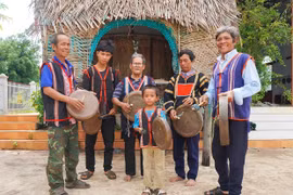Người giữ “hồn chiêng” làng Dek