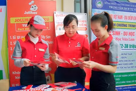 Hàng quán dịch vụ thiếu hụt nhân viên sau Tết