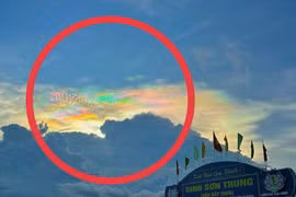 Xuất hiện mây ngũ sắc 'nhìn giống rồng', người An Giang rủ nhau nhìn lên trời xem