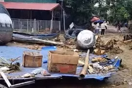 Lũ quét bất ngờ trong đêm làm nhiều người chết và mất tích