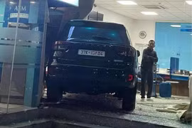 Ôtô lao thẳng vào tông sập cửa ngân hàng, bảo vệ hốt hoảng tưởng cướp