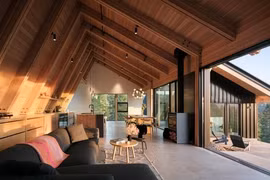 Chiêm ngưỡng nhà gỗ mái dốc đứng trên sườn núi cao