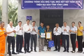 Xóa nhà tạm, dột nát và 100.000 đồng tặng dân