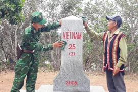 Những “cột mốc sống” nơi phên giậu