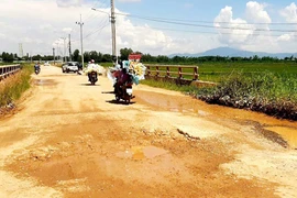 Dân khổ vì đường liên xã xuống cấp sau thi công cao tốc