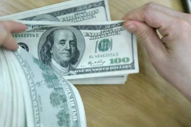Giá USD căng như dây đàn