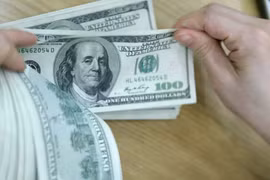 Giá USD căng như dây đàn