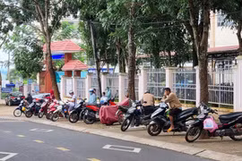 Đón con cổng trường