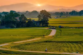 Chiều muộn ngang qua làng