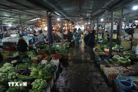 Giá rau xanh giảm sâu sau bão lũ, riêng cà chua và ớt vẫn tăng mạnh