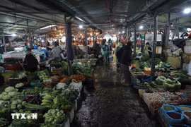 Giá rau xanh giảm sâu sau bão lũ, riêng cà chua và ớt vẫn tăng mạnh