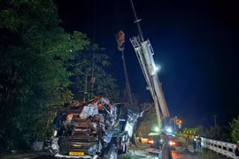 Vụ lật xe ở Quảng Ngãi: Dùng cưa sắt cắt cửa, đưa thi thể ra ngoài