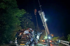 Vụ lật xe ở Quảng Ngãi: Dùng cưa sắt cắt cửa, đưa thi thể ra ngoài