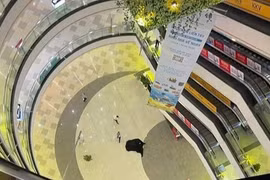 Thêm một nạn nhân tử vong ở trung tâm thương mại TPHCM nghi rơi lầu