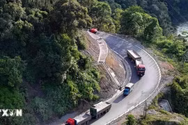 Lỗ hổng trong quản lý, kiểm soát xe 'hai khúc' biển số Lào