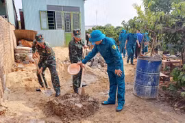 Lực lượng vũ trang TP. Pleiku tích cực tham gia xóa nhà tạm, nhà dột nát