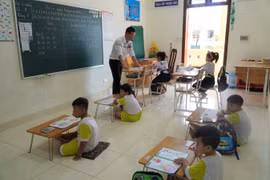 Trường Sa: Vững vàng nơi đầu sóng - Kỳ I: “Gieo” chữ nơi đầu sóng