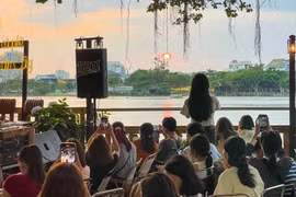 Những quán cà phê view sông 'hót hòn họt' không thể bỏ lỡ