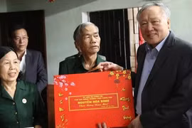 Phó Thủ tướng Thường trực Nguyễn Hòa Bình tặng quà Tết tại Quảng Nam