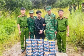 Công an xã sát cánh cùng tuyến đầu phòng, chống buôn lậu, hàng giả