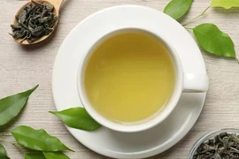 Tác dụng 'đảo ngược' lão hóa bất ngờ của trà xanh và một vitamin