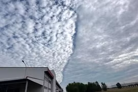 Hình ảnh bầu trời Bình Dương xuất hiện đám mây "độc, lạ" sáng 25-2