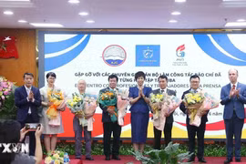 Hội Nhà báo Cuba tặng huy chương Felix Elmusa cho 5 nhà báo Việt Nam