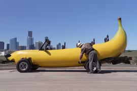 Siêu xe chuối' lập kỷ lục Guinness, chạy băng băng trên xa lộ Mỹ