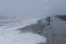 Áp thấp nhiệt đới sắp mạnh lên thành bão tiến sát Biển Đông