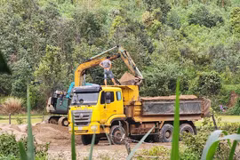 Sông Ayun bị “rút ruột” suốt ngày đêm