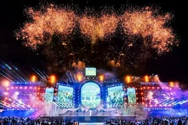 Biển người đổ về Quy Nhơn 'cháy' hết mình cùng đêm khai mạc du lịch hè