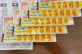 Gia đình mua vé số khi đi du lịch, bất ngờ trúng 5 tờ độc đắc