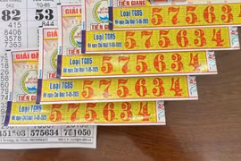 Gia đình mua vé số khi đi du lịch, bất ngờ trúng 5 tờ độc đắc