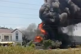 Lửa thiêu rụi xưởng phun sơn PU ở Bình Định