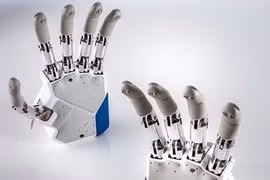 Nga sáng chế chân tay giả đầu tiên trên thế giới bằng cảm biến quang học