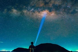 Lần đầu thấy dải ngân hà huyền ảo trên bầu trời Côn Đảo, nhiều người trầm trồ