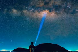 Lần đầu thấy dải ngân hà huyền ảo trên bầu trời Côn Đảo, nhiều người trầm trồ