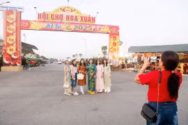 Nhộn nhịp Hội chợ hoa xuân